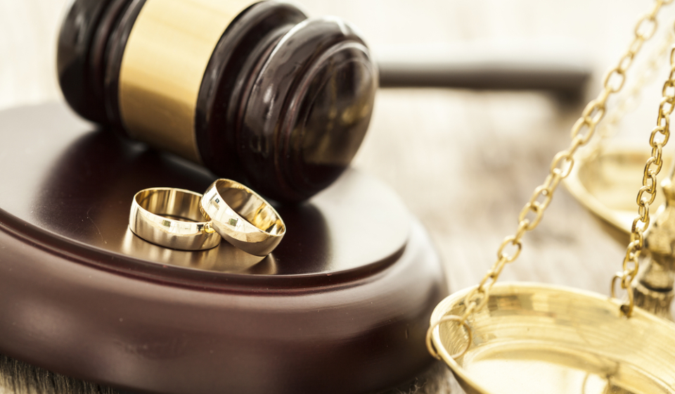Divorce,Concept,With,Gavel,And,Wedding,Rings